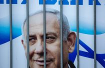 İsrail Başbakanı Netanyahu'nun posteri kendisini desteklemek için taraftarlarınca yapılan gösteride parmaklıklar arasında