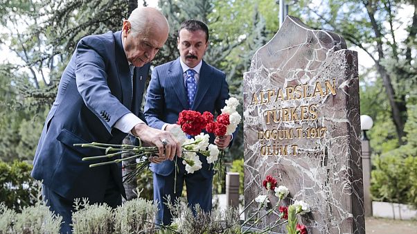 Devlet Bahçeli, MHP'nin kurucu lideri Alparslan Türkeş'in mezarına karanfil bıraktı Devlet Bahçeli, MHP'nin kurucu lideri Alparslan Türkeş'in mezarına karanfil bıraktı
