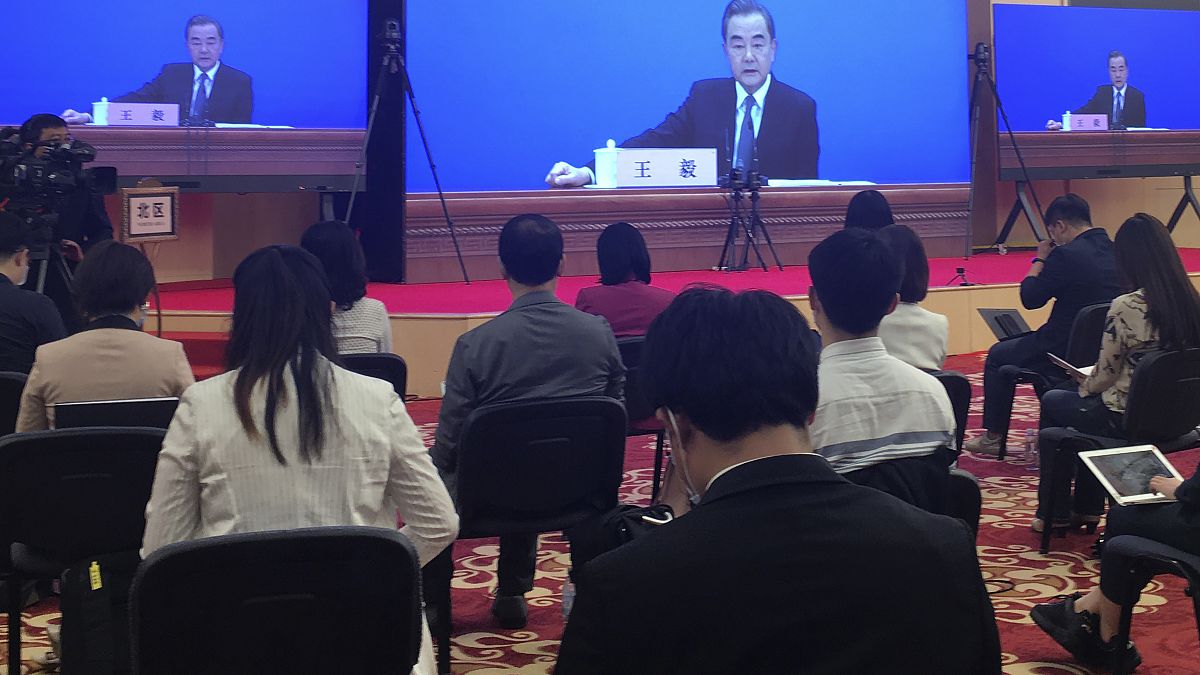 Chinas Außenminister Wang Yi am Sonntag vor Journalisten in Peking.