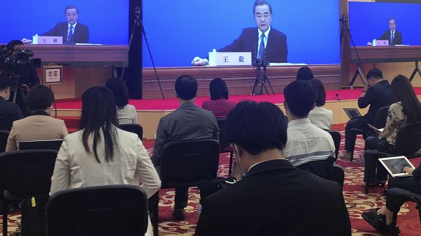 Chinas Außenminister Wang Yi am Sonntag vor Journalisten in Peking. Chinas Außenminister Wang Yi am Sonntag vor Journalisten in Peking.