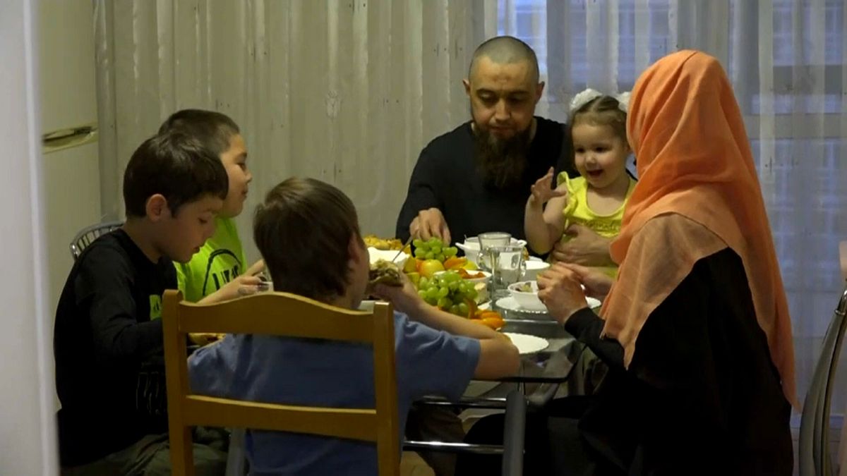 Российские мусульмане отмечают праздник разговения дома 