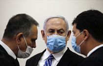 El primer ministro israelí Benjamin Netanyahu  dentro de la sala del tribunal mientras se abre su juicio por corrupción en el Tribunal del Distrito de Jerusalén, el 24 de mayo