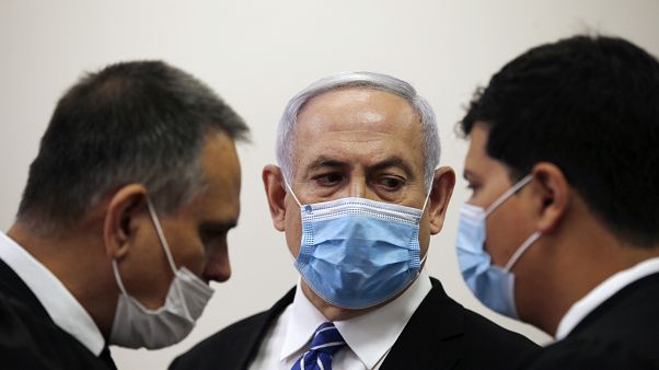 El primer ministro israelí Benjamin Netanyahu dentro de la sala del tribunal mientras se abre su juicio por corrupción en el Tribunal del Distrito de Jerusalén, el 24 de mayo El primer ministro israelí Benjamin Netanyahu dentro de la sala del tribunal mientras se abre su juicio por corrupción en el Tribunal del Distrito de Jerusalén, el 24 de mayo