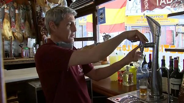 Un bar en Madrid abre al público con medidas de seguridad e higiene Un bar en Madrid abre al público con medidas de seguridad e higiene