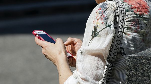 Sokağa çıkma yasağı uygulanan Türkiye'de Ramazan Bayramı'nın ilk saatlerinde cep telefonu operatörleri çöktü Sokağa çıkma yasağı uygulanan Türkiye'de Ramazan Bayramı'nın ilk saatlerinde cep telefonu operatörleri çöktü