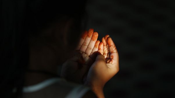 Une jeune musulmane népalaise offre les prières de l'Aïd al-Fitr dans une mosquée de Bhaktapur, au Népal, le lundi 25 mai 2020 Une jeune musulmane népalaise offre les prières de l'Aïd al-Fitr dans une mosquée de Bhaktapur, au Népal, le lundi 25 mai 2020