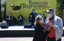 مسنان يرقصان في حديقة في اسطنبول - 2020/05/24