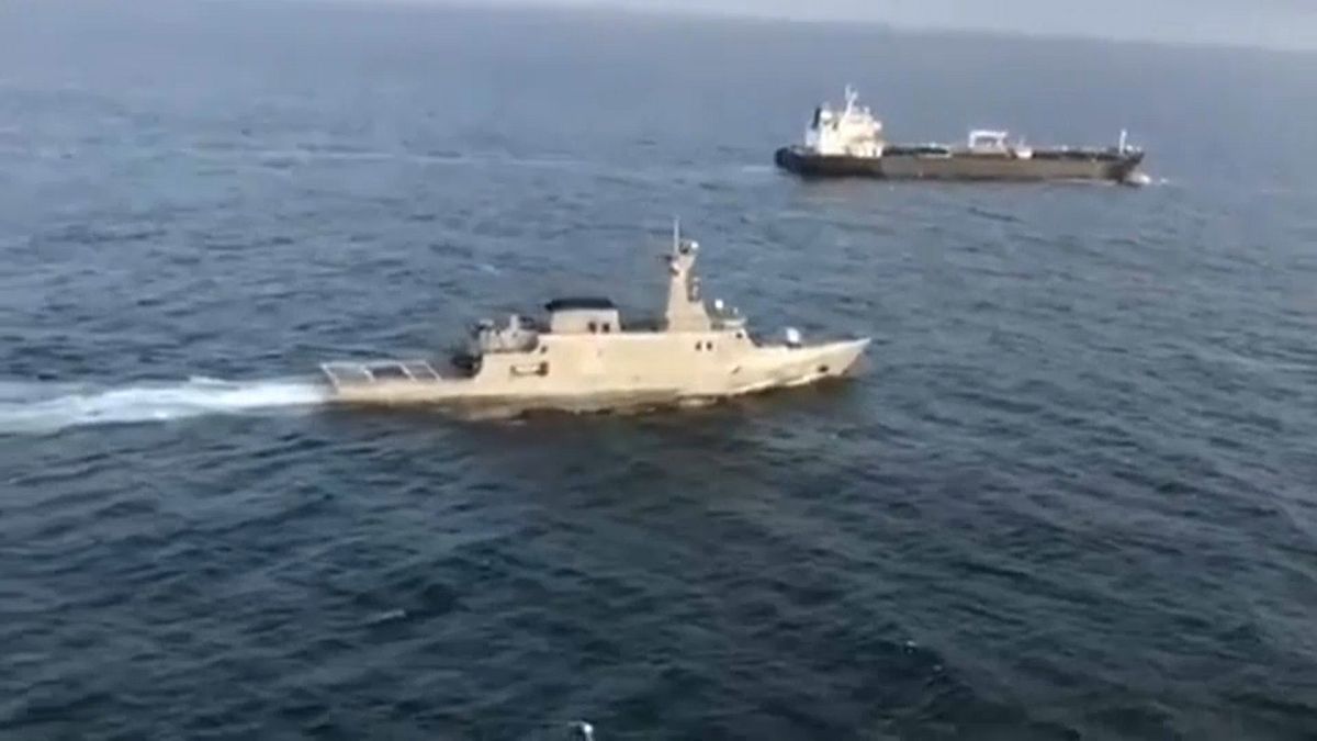 La marina venezolana escolta al petrolero iraní Fortune