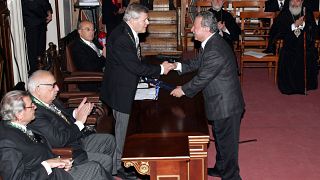 Ο Κυριάκος Ντελόπουλος παραλαμβάνει από τον πρόεδρο της Ακαδημίας Αθηνών, Κωνσταντίνο Στεφανή, το Βραβείο της Ακαδημίας Αθηνών (Πέμπτη 28 Δεκεμβρίου 2006)