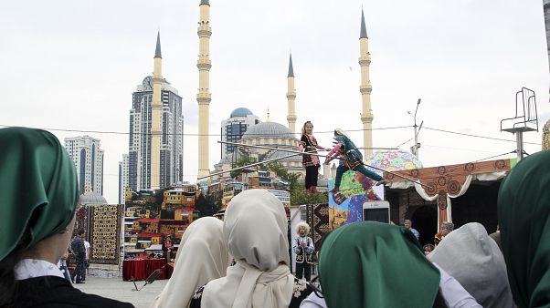 Женщины смотрят представление в центре Грозного. Женщины смотрят представление в центре Грозного.
