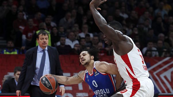 Türk vatandaşlığı alan Anadolu Efes'in Amerikan asıllı oyuncusu Shane Larkin ligin en değerli oyuncularından birisi Türk vatandaşlığı alan Anadolu Efes'in Amerikan asıllı oyuncusu Shane Larkin ligin en değerli oyuncularından birisi