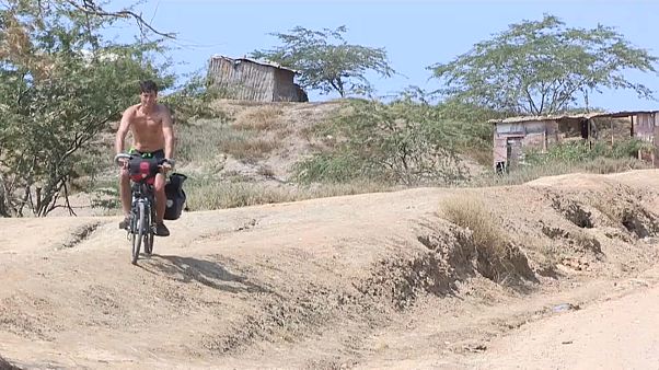 El aventurero vasco Rubén Alonso Elorza en su bicicleta El aventurero vasco Rubén Alonso Elorza en su bicicleta