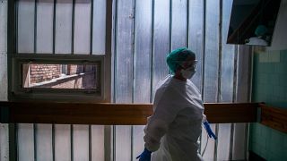 Ápoló a koronavírussal fertőzött betegek fogadására kialakított Covid Ortopéd-Traumatológiai Osztályon a fővárosi Szent János Kórházban (2020. május)