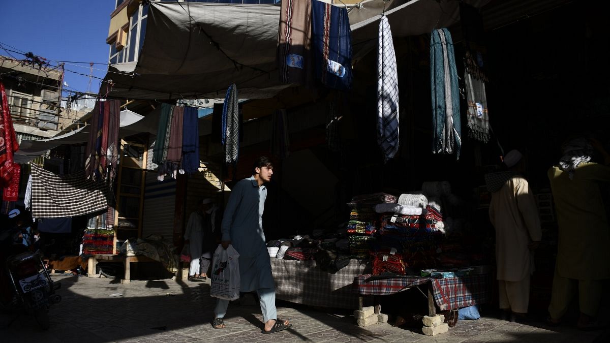 شهروند افغان در حال قدم زدن پس از خرید عید در مزارشریف