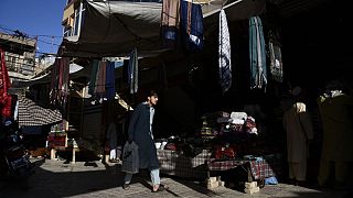 شهروند افغان در حال قدم زدن پس از خرید عید در مزارشریف