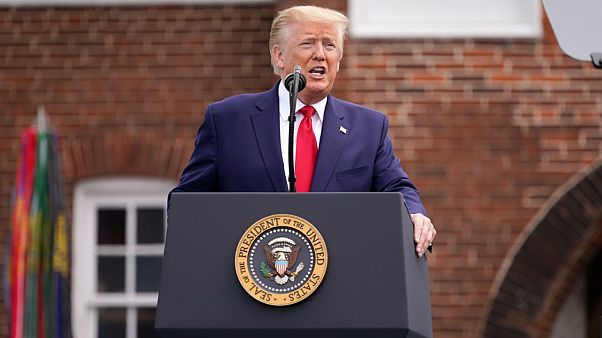 الرئيس الأمريكي دونالد ترامب ينهي تناول جرعة من عقار هيدروكسي كلوروكين الرئيس الأمريكي دونالد ترامب ينهي تناول جرعة من عقار هيدروكسي كلوروكين