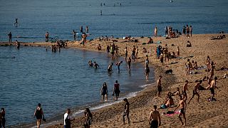 La ville de Barcelone a rouvert ses plages à la promenade, le bronzage et la baignade sont toujours interdits et la police veille, Barcelone le 20 mai
