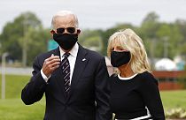 Biden reaparece con mascarilla