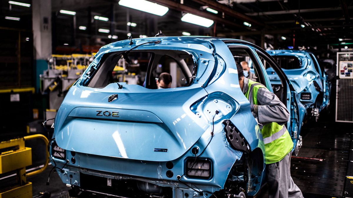 Ligne de montage de la Renault Zoé électrique dans l'usine de Flins, le 6 mai 2020.