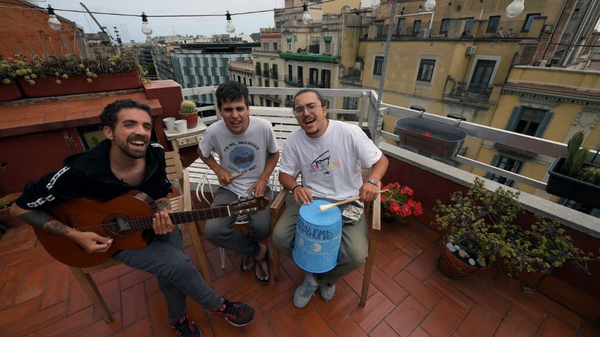 Die Band "Stay Homas" auf ihrer Dachterrasse in Barcelona.