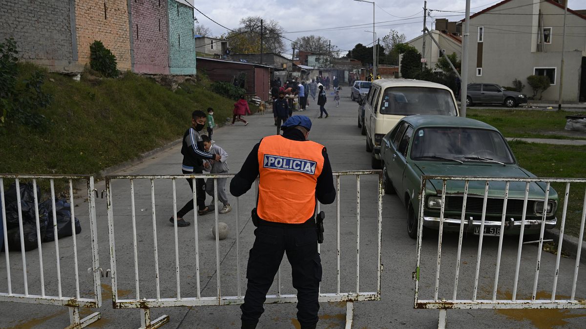 Un policier ferme une barrière autour du bidonville de Villa Azul, à Quilmes - province de Buenos Aires -, le 25 mai 2020