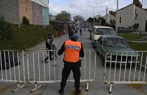 Un policier ferme une barrière autour du bidonville de Villa Azul, à Quilmes - province de Buenos Aires -, le 25 mai 2020