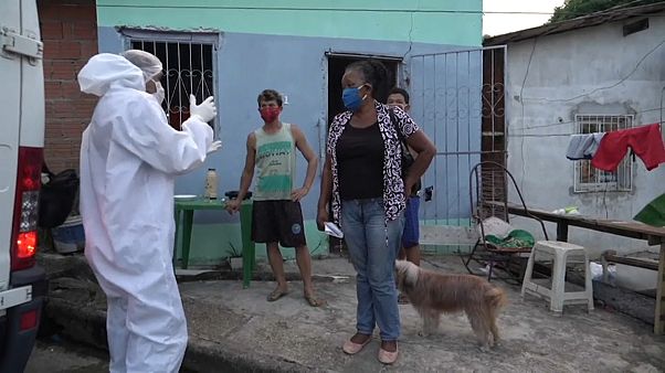 Servicios funerarios atienden a la familia de un hombre fallecido en Manaos, Brasil Servicios funerarios atienden a la familia de un hombre fallecido en Manaos, Brasil