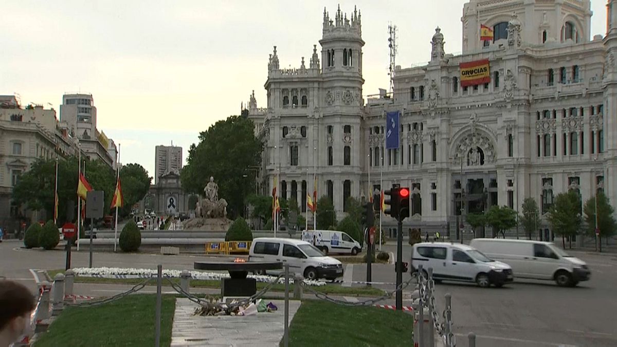 Imagen de la Gran Vía en Madrid con la llama en recuerdo a las víctimas frente al Ayuntamiento