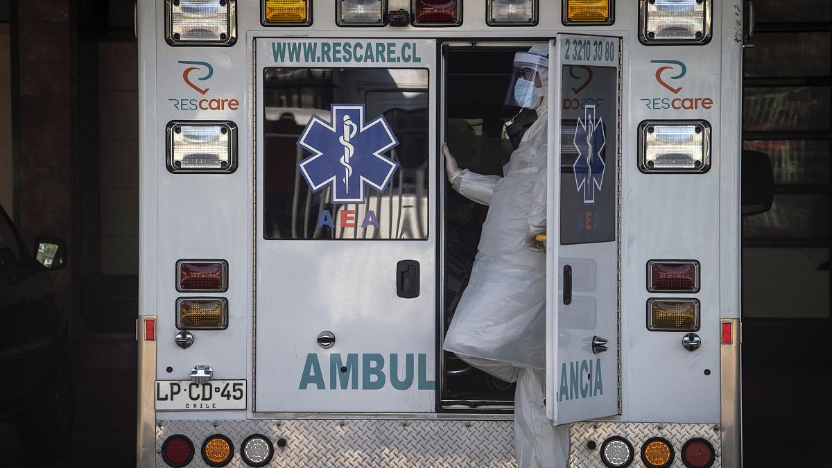 سيارة اسعاف في تشيلي تقل مصابا بالفيروس