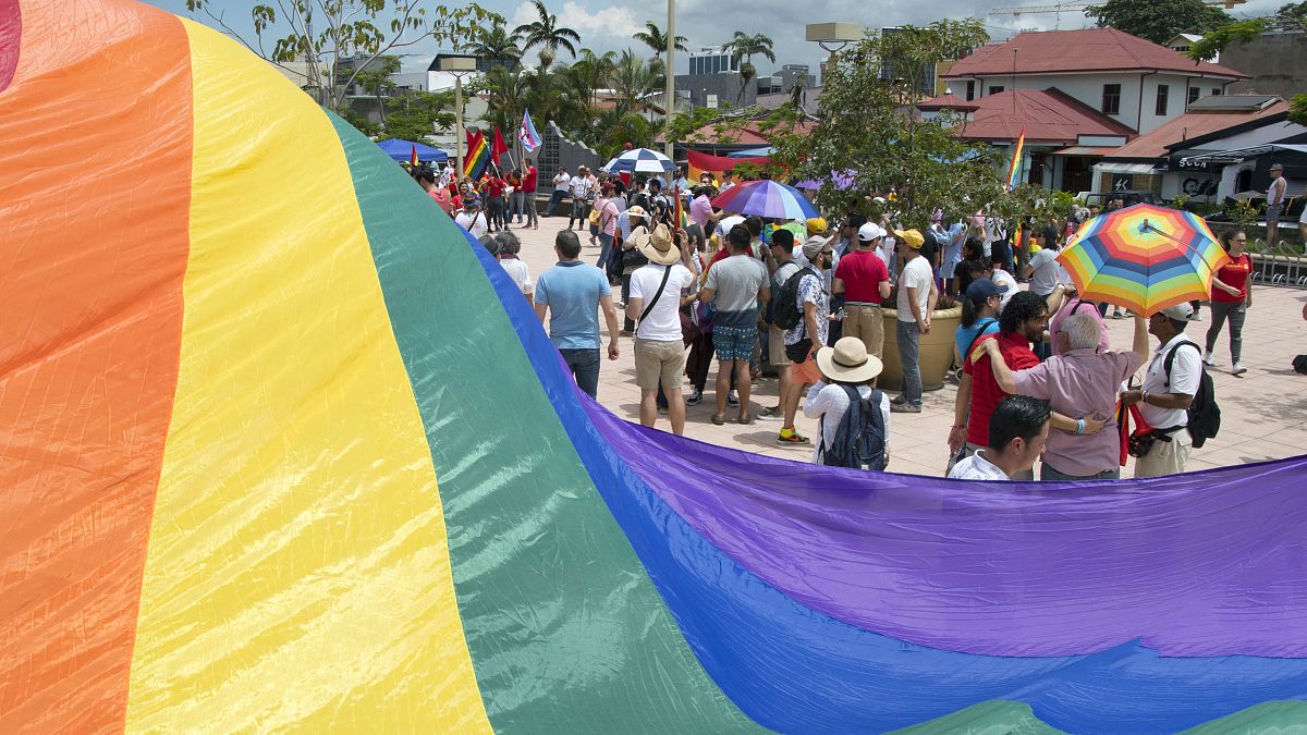Kosta Rika eşcinsel evlilikleri tanıyan ilk Orta Amerika ülkesi oldu 