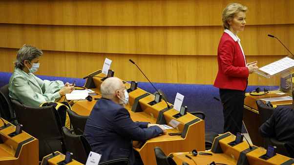 Von der Leyen se dirige al pleno del Parlamento Europeo con Frans Timmermans y Margrethe Vestager con mascarillas Von der Leyen se dirige al pleno del Parlamento Europeo con Frans Timmermans y Margrethe Vestager con mascarillas