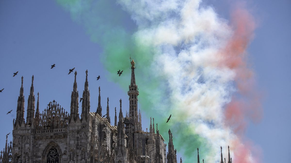 L'armée de l'air italienne survole la cathédrale de Milan à l'occasion du 74e anniversaire de l'instauration de la République italienne (lundi 25 mai 2020).