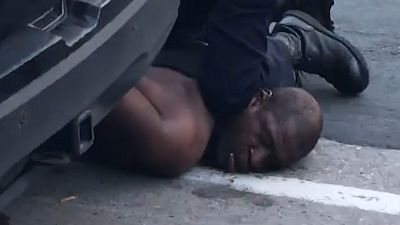 Siyahi adamın ölümüne neden olan polisler görevden uzaklaştırıldı