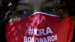یک برزیلی با ماسک محافظت از کرونا 