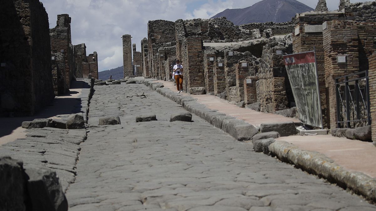 Riapre Pompei: gel, distanza e il privilegio di una visita quasi in solitaria