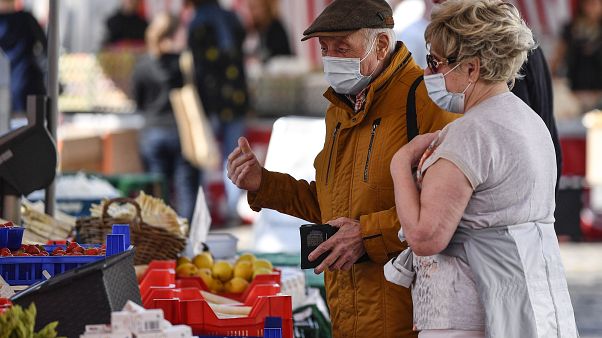 Senioren auf einem Wochenmarkt in Aachen (Archiv) Senioren auf einem Wochenmarkt in Aachen (Archiv)