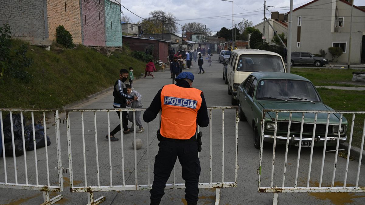 Un poliziotto mette le transenne a Villa Azul a Quilmes, città dell'Argentina della provincia di Buenos Aires - JUAN MABROMATA/AFP