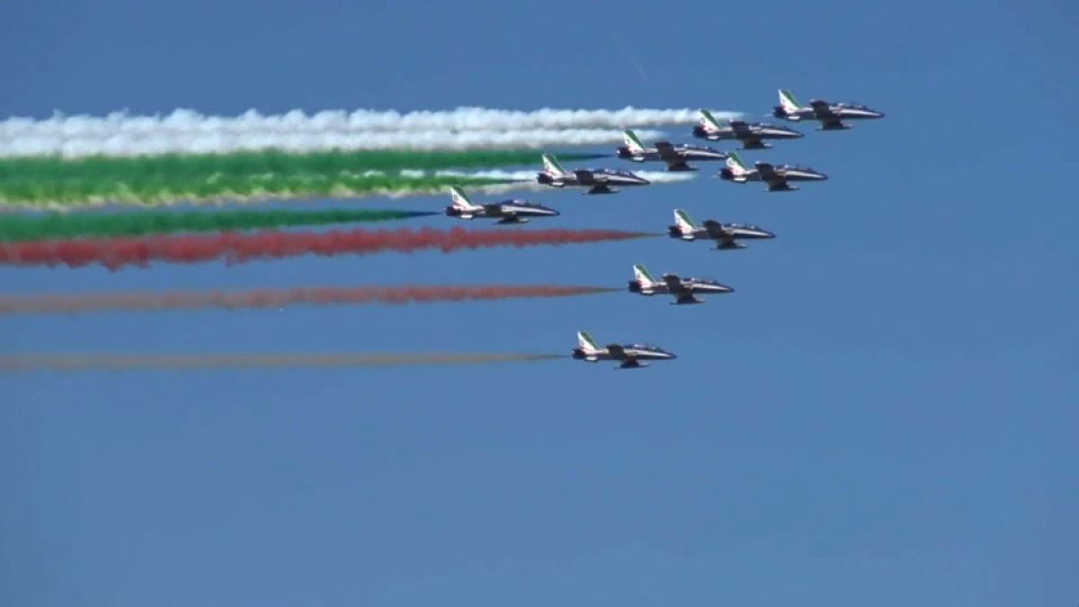 شاهد: العلم الإيطالي يزين سماء ميلانو احتفالا بـ"يوم الجمهورية" 