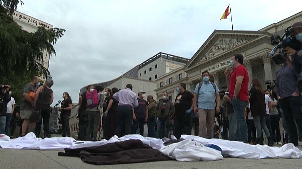 Chaquetillas y delantales de chefs tendidos en el suelo a modo de protesta Chaquetillas y delantales de chefs tendidos en el suelo a modo de protesta