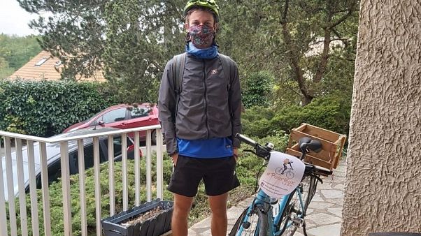 Maxime es un joven francés que reparte comida a la gente sin hogar durante la crisis del COVID-19. Maxime es un joven francés que reparte comida a la gente sin hogar durante la crisis del COVID-19.