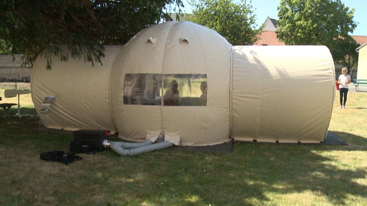 خيمة لإعادة لم الشمل في دار للمسنين بمدينة بوربورغ الفرنسية 