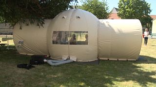 خيمة لإعادة لم الشمل في دار للمسنين بمدينة بوربورغ الفرنسية