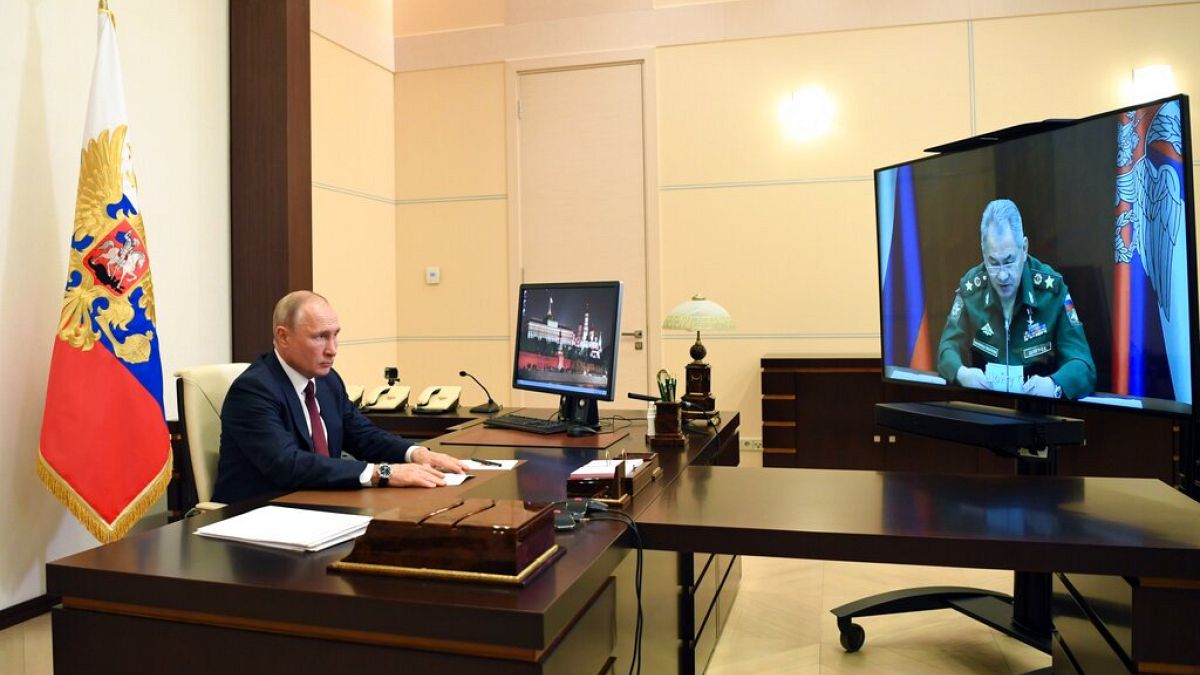 Vladimir Poutine, lors d'une réunion avec son ministre de la Défense Sergei Shoigu, le 26 mai 2020