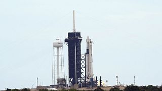 Le lanceur Falcon 9 de SpaceX qui embarque le capsule Crew Dragon de la même compagnie sur le pas de tir du centre spatial Kennedy en Floride, le 26 juin 2020.