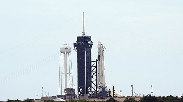 Le lanceur Falcon 9 de SpaceX qui embarque le capsule Crew Dragon de la même compagnie sur le pas de tir du centre spatial Kennedy en Floride, le 26 juin 2020. Le lanceur Falcon 9 de SpaceX qui embarque le capsule Crew Dragon de la même compagnie sur le pas de tir du centre spatial Kennedy en Floride, le 26 juin 2020.
