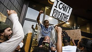 "Я не могу дышать": американцы протестуют против действий полиции