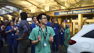 Funcionários do hospital londrino Chelsea & Westminster participam no aplauso pelo SNS