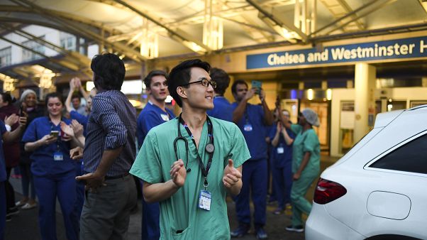 Funcionários do hospital londrino Chelsea & Westminster participam no aplauso pelo SNS Funcionários do hospital londrino Chelsea & Westminster participam no aplauso pelo SNS