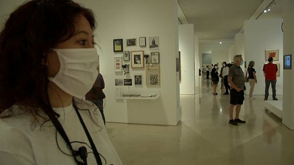 Una joven con mascarilla observa una obra de arte en un museo de Málaga Una joven con mascarilla observa una obra de arte en un museo de Málaga