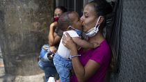 Venezuela'da bebeğini öpen bir anne
